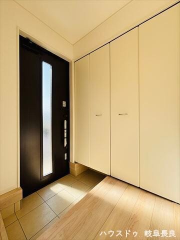 豊富な収納力のシューズクロークで、靴はもちろん外遊びの道具も整理。住まいの顔である玄関を常に美しく保てます。