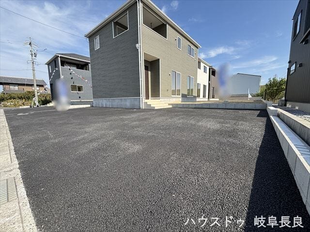 駐車スペースは普通車4台分を確保しており、並列駐車も可能です。来客時やご家族で複数台所有しても安心して駐車できます。