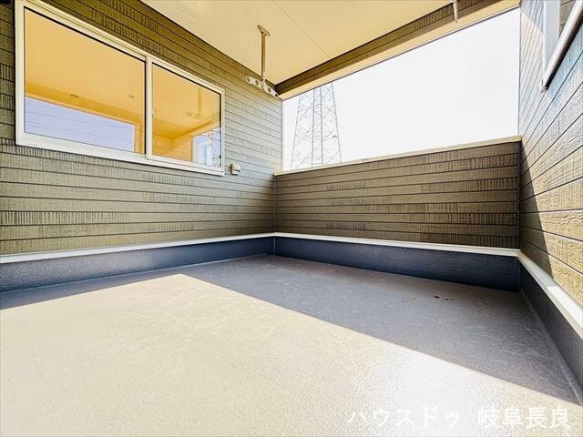 奥行きがあり、天候を気にせず洗濯物が干せるインナーバルコニー。光を取り込みながら、カフェテーブルを置いてリラックスできます。