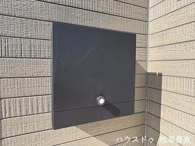 ≪宅配ボックス≫外出時や手が離せない時でも荷物を受け取れる宅配ボックスです。再配達の手間を気にせず、オンラインショッピングを快適に楽しめます。