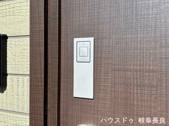 ≪スマートロック≫物理的な鍵を持ち歩く煩わしさから解放されるスマートロック。お子様の帰宅やご親族の訪問も遠隔で確認・解錠でき安心です。