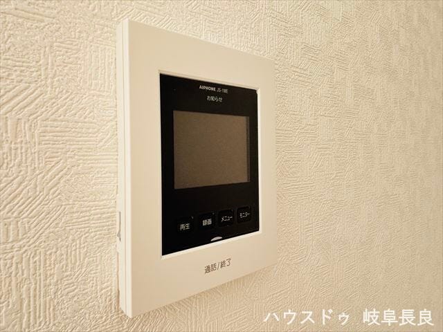 ≪モニター付きインターホン≫来訪者の顔をカラーモニターで確認でき防犯性が向上します。不審者やセールスにも室内から安心して対応できる設備です。