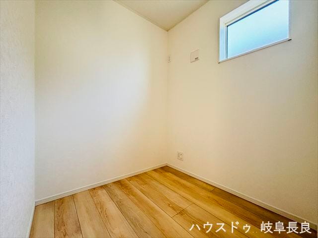 ≪テレワークルーーム≫テレワークはもちろん、趣味の部屋や書斎としても活用できる独立空間。集中とリラックスを両立し、暮らしにゆとりをもたらします。