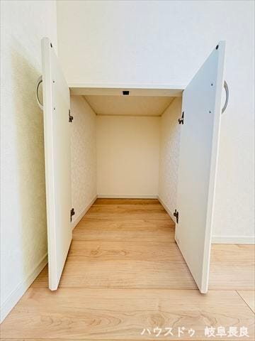 ≪リビング≫デッドスペースを有効活用した背の低い収納です。お子様のおもちゃや掃除道具など、すぐに使うものをさっと出し入れできる隠れた便利空間です。