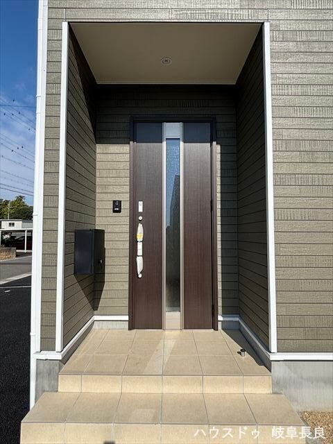 ≪外玄関≫雨や日差しを避けて、ゆっくりと鍵の開閉や荷物の出し入れができます。玄関ポーチを快適に保ち、建物の保護にも役立つ設備です。