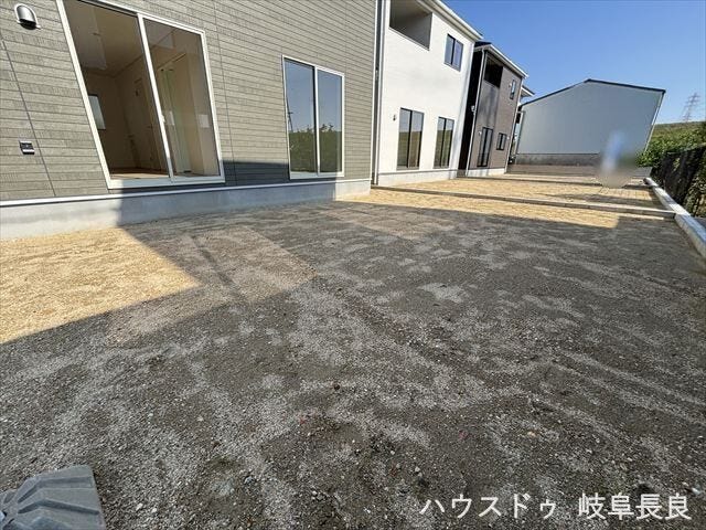 ガーデニングやバーベキュー、お子様の遊び場にもなるプライベートな庭です。外の空間を自由に楽しめ、暮らしに豊かな彩りを添えます。