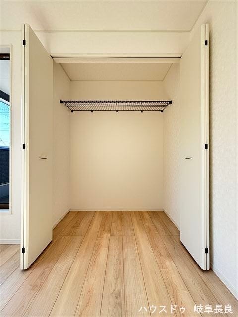 ≪8帖洋室≫日常の衣類や季節の品を効率よく整理できる収納です。たっぷりの容量で居住空間をすっきりと保ちます。