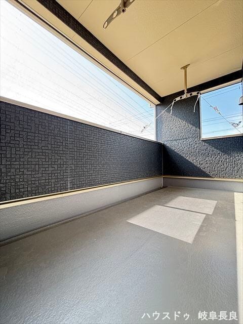 急な雨でも洗濯物を取り込む心配がないインナーバルコニー。屋根があるため、ガーデニングや読書なども安心して楽しめます。