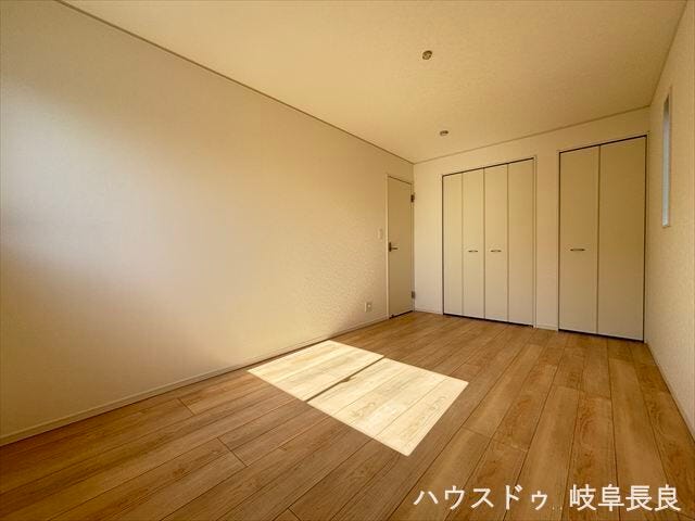 ≪7.5帖≫シンプルなデザインで家具が映える洋室です。自分好みの空間にアレンジしやすく、様々な用途に活用できます。