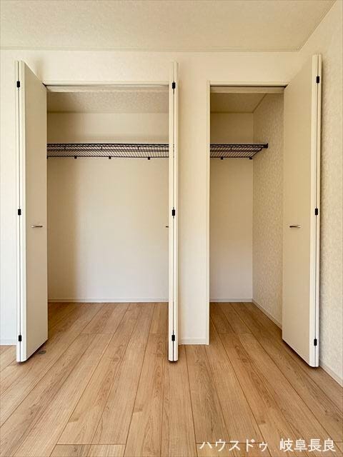 ≪7.5帖洋室≫荷物を分類してしまえる2ヶ所の収納で、整理整頓が容易です。衣類と小物など、用途に合わせて使い分けられます。