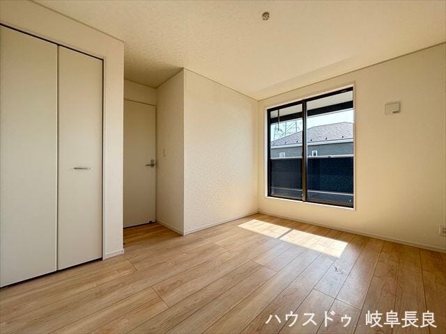 ≪6.5帖≫プライベートな空間として集中できる洋室です。勉強やリモートワークなど、個人の活動をしっかりと支える設計です。