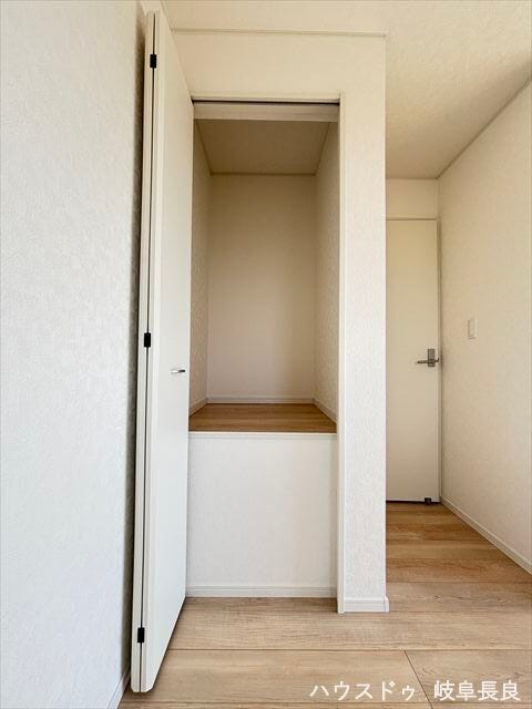 ≪6.5帖洋室≫日々の生活で増える様々な荷物を一箇所にまとめて収納できます。必要なものがすぐに取り出せる、使い勝手の良い配置です。