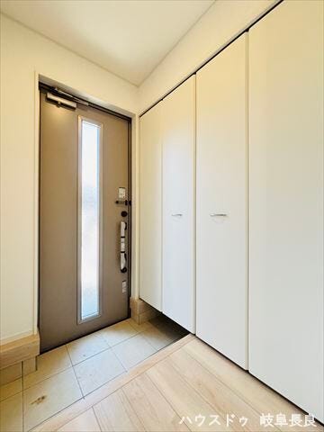 靴だけでなく外出に必要なアイテムをまとめて収納し、玄関を常に美しく保ちます。気持ちの良い動線をサポートします。