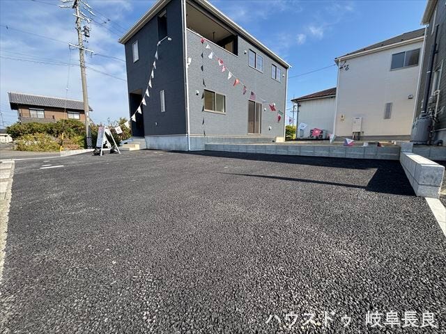 駐車スペースは普通車4台分を確保しており、並列駐車も可能です。来客時やご家族で複数台所有しても安心して駐車できます。