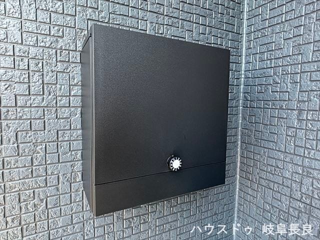 ≪宅配ボックス≫非対面で荷物の受け取りができるため、時間を気にせずお出かけできます。忙しい日々の家事効率を高める便利な設備です。