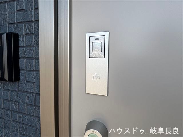 ≪スマートロック≫スマートフォンやカードキーで施錠・解錠ができるキーレスな生活。両手が荷物で塞がっていてもスムーズに入れます。