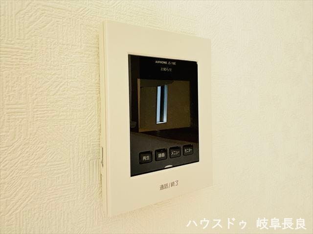 ≪モニター付きインターホン≫訪問者の声だけでなく映像でも確認できるため防犯対策になります。お子様のお留守番や夜間の来客時も安心です。