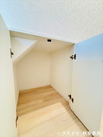 ≪1F廊下≫日常の細々としたものをまとめて収納できる廊下下の収納です。デッドスペースを有効活用し、生活感を出さずに整理整頓をサポートします。