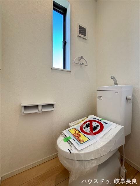 ≪2F≫各居室の近くにあり夜間や起床時に便利な2階のトイレです。生活動線に配慮された配置で、快適な居住空間を支えます。