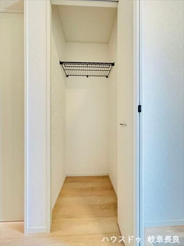 ≪玄関収納≫玄関周りの整理整頓に役立つ大容量の収納です。靴だけでなく外出用の小物も収まり、すっきりとした空間を保てます。