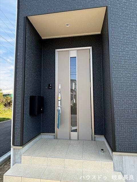 ≪外玄関≫雨の日でも濡れる心配がなく、落ち着いて施錠ができる庇付き玄関。建物の顔に風格と安心感を与えます。