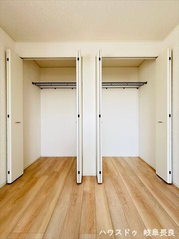 ≪8帖洋室≫洋室の広さを最大限に活かす、たっぷりの収納空間です。衣類から趣味の道具まで整理でき、ゆとりある生活を支えます。