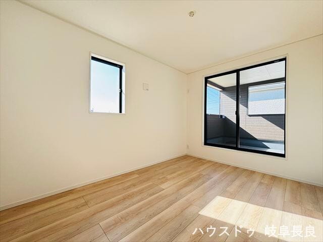 ≪6帖南側≫南向きで日当たりが良く、冬でも暖かく過ごしやすい洋室です。明るく開放的な空間で心地よい時間を過ごせます。