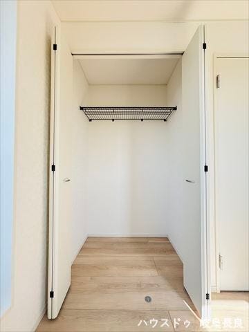 ≪6帖南側洋室≫日常の衣類や季節の品を効率よく整理できる収納です。たっぷりの容量で居住空間をすっきりと保ちます。