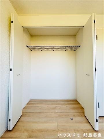 ≪6帖北側洋室≫布団はもちろん、大きな荷物もまとめて収納できる扉付きの押入れです。和室をすっきりと保ちます。