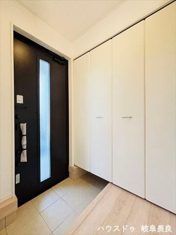 靴だけでなく外出に必要なアイテムをまとめて収納し、玄関を常に美しく保ちます。気持ちの良い動線をサポートします。