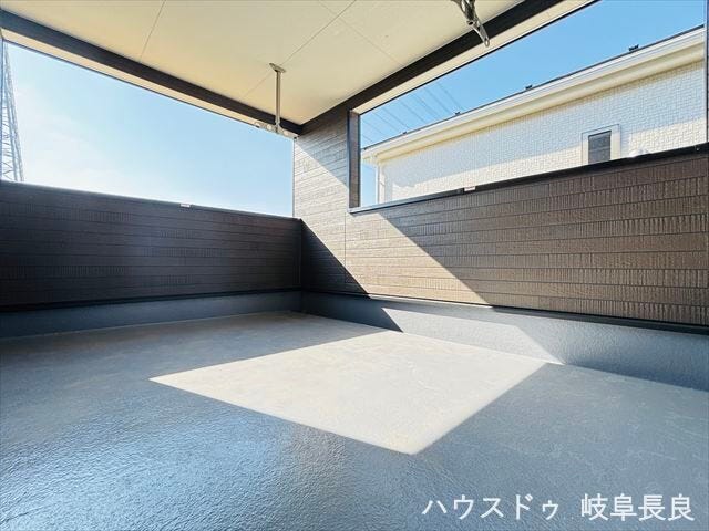 奥行きがあり、天候を気にせず洗濯物が干せる空間。趣味や読書など、半屋外のリラックスタイムを楽しめます。