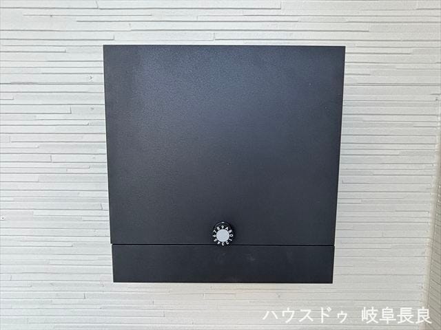 ≪宅配ボックス≫外出時や手が離せない時でも荷物を受け取れる宅配ボックスです。再配達の手間を気にせず、オンラインショッピングを快適に楽しめます。