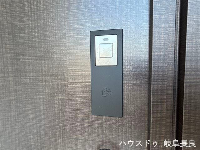 ≪スマートロック≫スマートフォンやカードキーで施錠・解錠ができるキーレスな生活。両手が荷物で塞がっていてもスムーズに入れます。