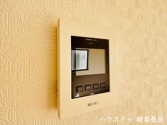 ≪モニター付きインターホン≫訪問者の声だけでなく映像でも確認できるため防犯対策になります。お子様のお留守番や夜間の来客時も安心です。
