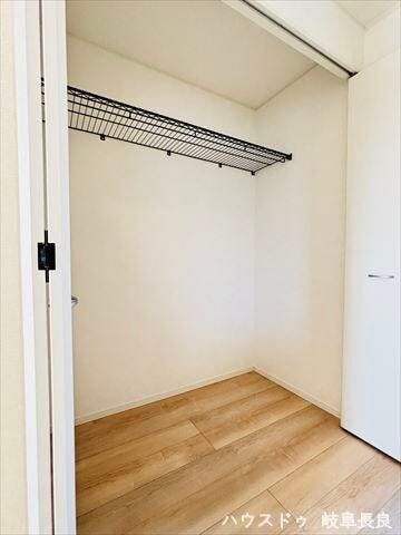 ≪2F廊下≫2階の居室の季節衣類や大型の日用品などをまとめて保管できます。掃除機やリネン類の収納にも便利で、家事の負担を軽減します。