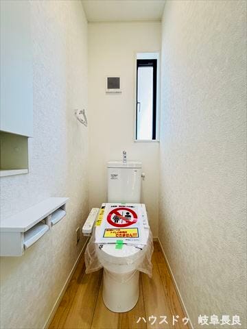 ≪2F≫自然の光を取り込み換気もできる窓付きの2階トイレ。明るく清潔感のある空間で、心地よくお使いいただけます。