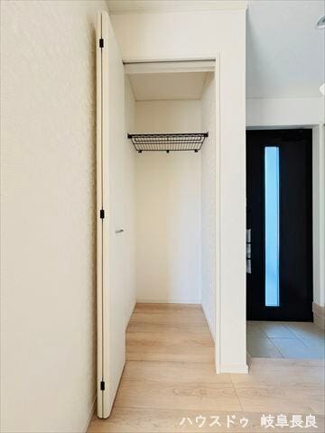 ≪玄関≫外遊びの道具や防災用品など、かさばる荷物をまとめて収納できます。玄関周りをすっきり保てます。