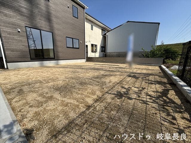 ガーデニングやバーベキュー、お子様の遊び場にもなるプライベートな庭です。外の空間を自由に楽しめ、暮らしに豊かな彩りを添えます。