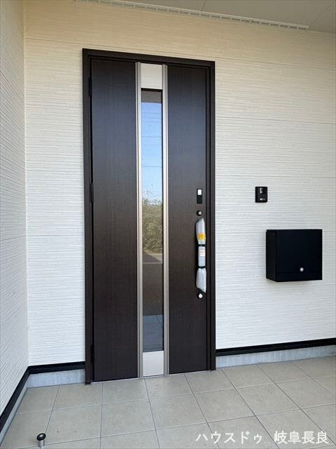 ≪外玄関≫雨の日でも濡れる心配がなく、落ち着いて施錠ができる庇付き玄関。建物の顔に風格と安心感を与えます。