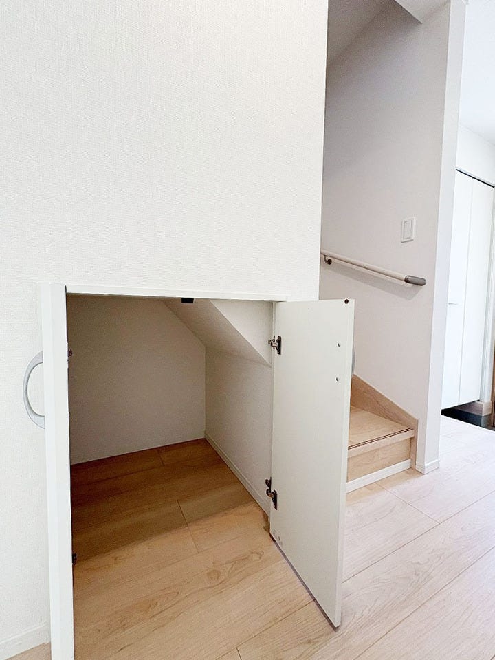 あると便利な階段下収納☆非常用品や掃除道具など収納できます(^^)
