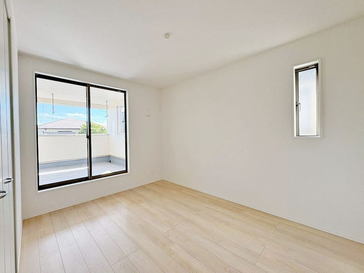 2面採光を確保した明るい洋室は、風通しも良く居心地の良い空間です♪