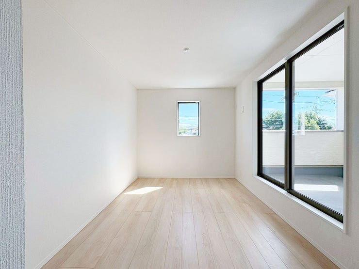 バルコニーに面した明るい洋室♪