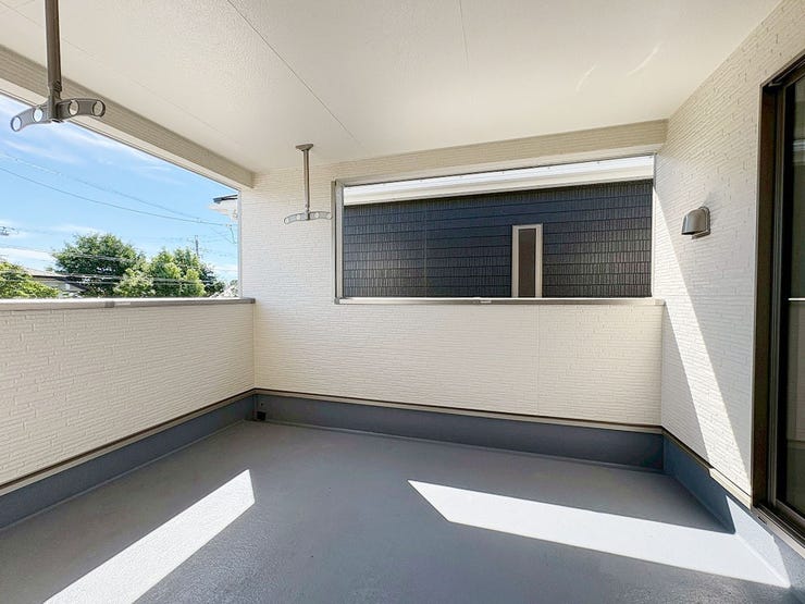 南向きのインナーバルコニー♪屋根付きで急な雨でも安心(^^)