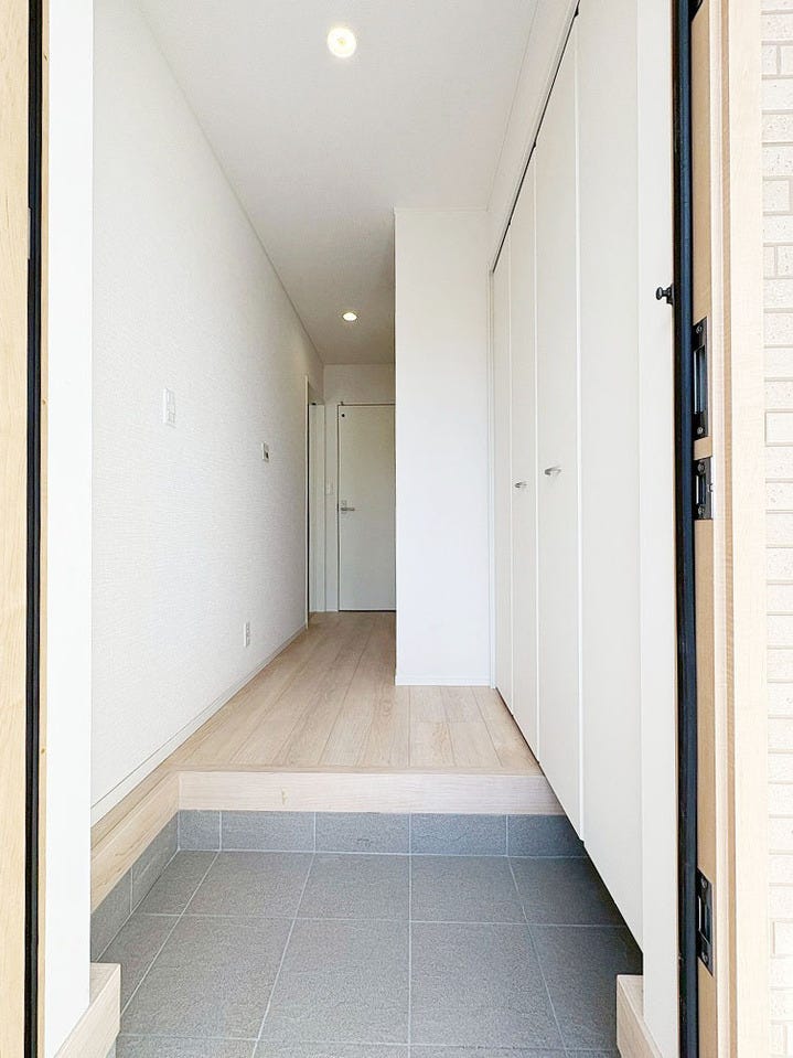 玄関廻りがすっきり片付く収納付!