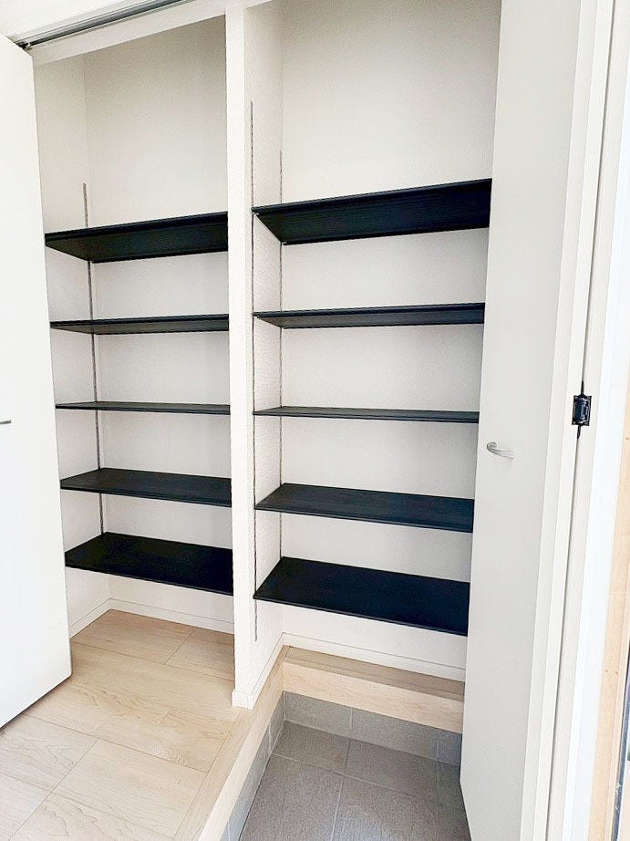 玄関収納は可動棚になっており、靴によって高さを変えられます(^^♪