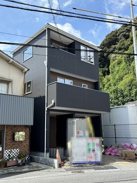 閑静な住宅街に佇む、シックな外観が目を引く3階建ての住まい♪隣接する豊かな緑が、落ち着いた暮らしを演出します♪