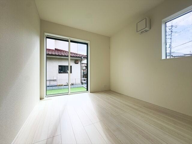 5.2帖洋室:大きめの窓から陽射しがたっぷり降り注ぎ、明るいお部屋になっていて気持ちよく過ごしていただけます。