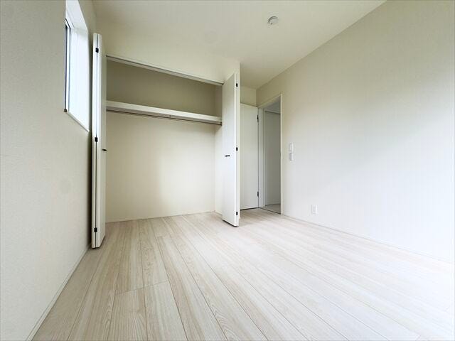 5.2帖洋室:収納スペースがあるのでコンパクトなお部屋ですがスッキリと片付けることができ、お部屋を広くお使いいただけます。