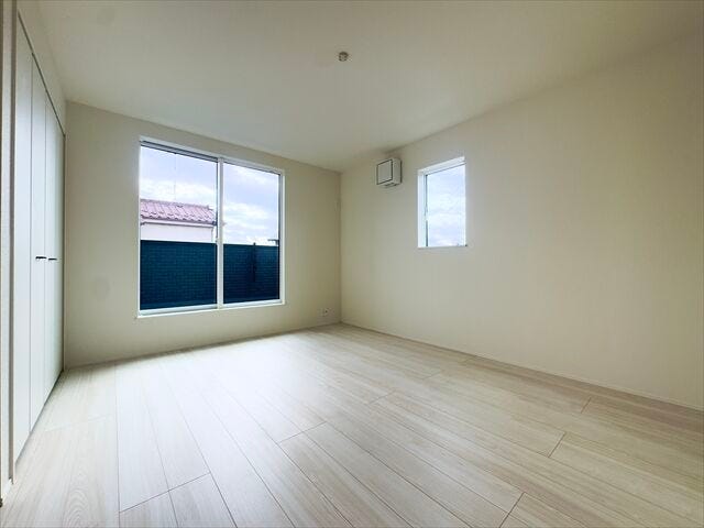 8.8帖洋室:広々としたお部屋なので、ご夫婦の寝室としてもお使いいただけそうです。南側の窓から日差しが入りプライベートの時間も気持ちよく過ごすことができそうです。