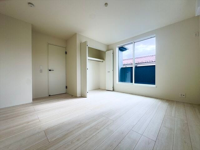 8.8帖洋室:バルコニーへ出入りのできる洋室。大型の寝具なども直接バルコニーで干すこともできますね。